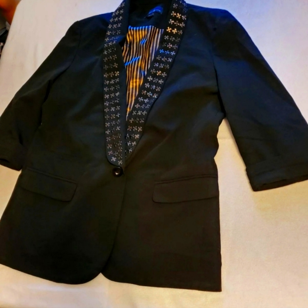 Stylish "twenty one" studded collar blazer